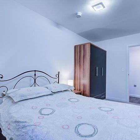 Апартаменты Luxury 2 Bed Flat In A New Block In East Acton Лондон Экстерьер фото