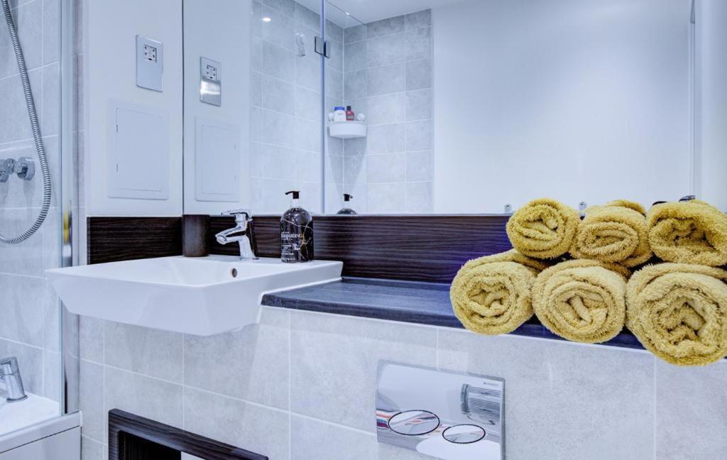 Апартаменты Luxury 2 Bed Flat In A New Block In East Acton Лондон Экстерьер фото