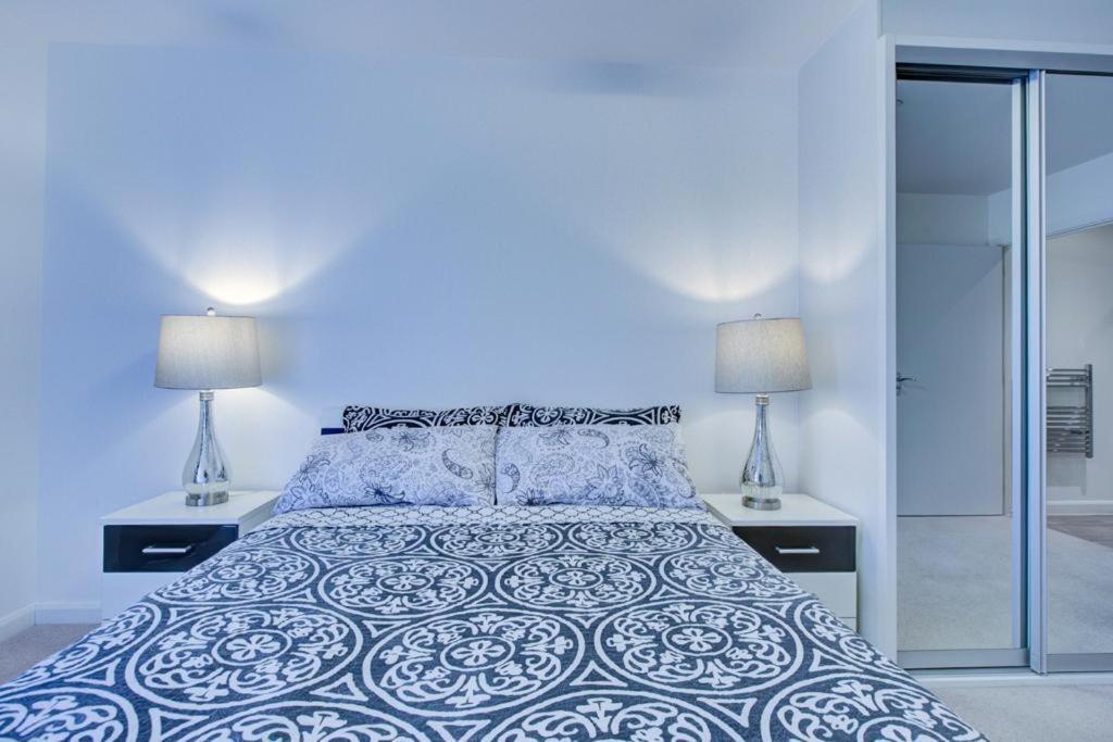 Апартаменты Luxury 2 Bed Flat In A New Block In East Acton Лондон Экстерьер фото