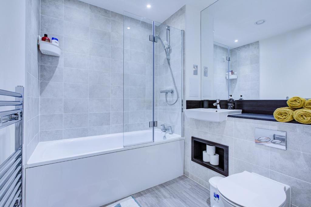 Апартаменты Luxury 2 Bed Flat In A New Block In East Acton Лондон Экстерьер фото