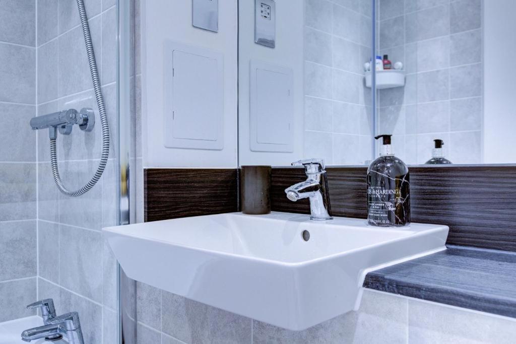 Апартаменты Luxury 2 Bed Flat In A New Block In East Acton Лондон Экстерьер фото